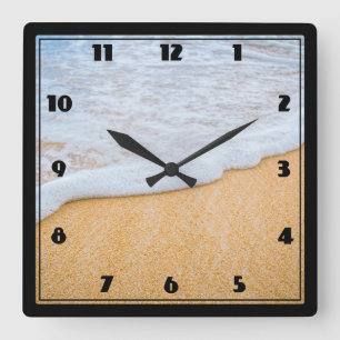 Sandy Beach mit Foamy Surf Quadratische Wanduhr