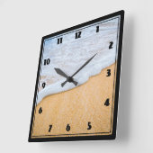 Sandy Beach mit Foamy Surf Quadratische Wanduhr (Winkel)