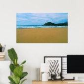 Sandy Beach mit Insel und Meer POSTER (Heimbüro)