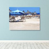 Sandy Beach Szene mit Stühlen & Umbrellas Wall Art Leinwanddruck (Insitu (Holzboden))