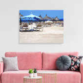 Sandy Beach Szene mit Stühlen & Umbrellas Wall Art Leinwanddruck (Insitu (Wohnzimmer))