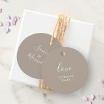 Sandy Beige Gastgeschenk Hochzeit Tags Geschenkanhänger<br><div class="desc">Diese einzigartigen Gunst-Tags sind mit Braut- und Bräutigam-Namen in einem modernen handgeschriebenen Schriftart in einer soliden, sandig-beigen Farbe versehen. Die Karte kehrt zu einer kostenlosen Farbe mit Raum für Personalisierung zurück. Nutzen Sie sie für Bräunungsgeschenke, Hotelgast danke und Hochzeit oder Gastgeschenke. Um passende Artikel zu sehen, besuchen Sie DoTellABelle auf...</div>