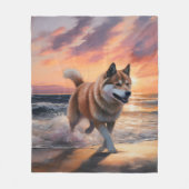 Sandy Paws Akita Dog auf Beach Sunset Fleecedecke (Vorderseite)