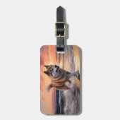 Sandy Paws Akita Dog auf Beach Sunset Gepäckanhänger (Vorderseite vertikal)