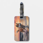 Sandy Paws Akita Dog auf Beach Sunset Gepäckanhänger (Rückseite vertikal)