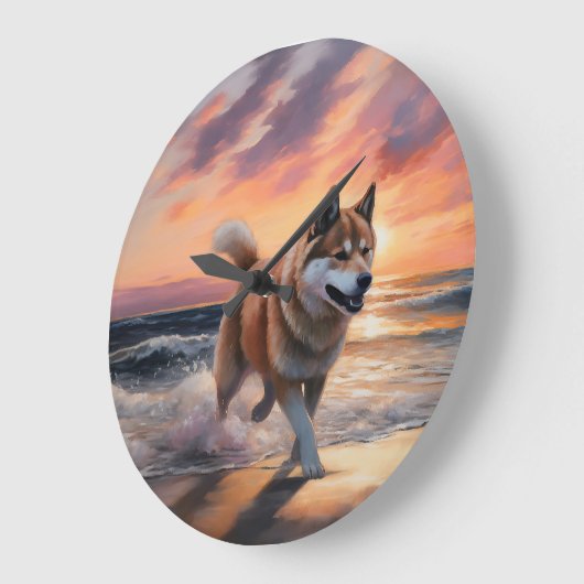 Sandy Paws Akita Dog auf Beach Sunset Große Wanduhr (Winkel)