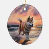 Sandy Paws Akita Dog auf Beach Sunset Keramik Ornament (Links)