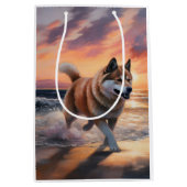 Sandy Paws Akita Dog auf Beach Sunset Mittlere Geschenktüte (Vorderseite)