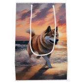 Sandy Paws Akita Dog auf Beach Sunset Mittlere Geschenktüte (Rückseite)