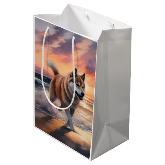 Sandy Paws Akita Dog auf Beach Sunset Mittlere Geschenktüte (Rückseite Schrägansicht)