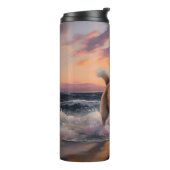 Sandy Paws Akita Dog auf Beach Sunset Thermosbecher (Nach links gedreht)
