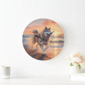 Sandy Paws Alaskan Malamute Dog on Beach Sunset Große Wanduhr (Zuhause)