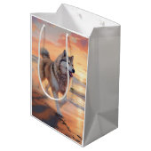 Sandy Paws Alaskan Malamute Dog on Beach Sunset Mittlere Geschenktüte (Rückseite Schrägansicht)