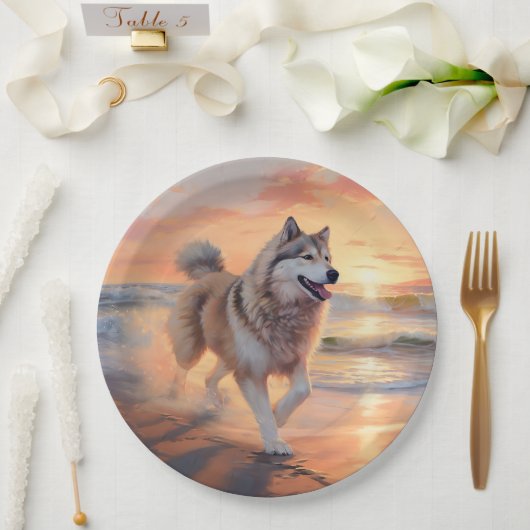 Sandy Paws Alaskan Malamute Dog on Beach Sunset Pappteller (Hochzeit)