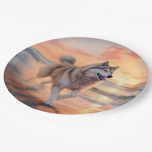 Sandy Paws Alaskan Malamute Dog on Beach Sunset Pappteller (Schrägansicht)