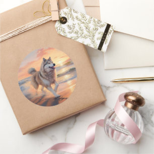 Sandy Paws Alaskan Malamute Dog on Beach Sunset Runder Aufkleber