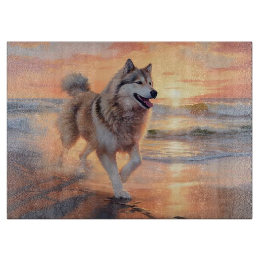 Sandy Paws Alaskan Malamute Dog on Beach Sunset Schneidebrett (Vorderseite)