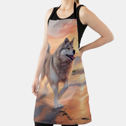 Sandy Paws Alaskan Malamute Dog on Beach Sunset Schürze (InSitu)