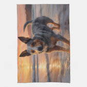Sandy Paws Australian Cattle Dog on Beach Sunset Geschirrtuch (Vertikal)