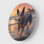 Sandy Paws Australian Cattle Dog on Beach Sunset Große Wanduhr (Winkel)