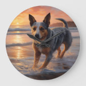 Sandy Paws Australian Cattle Dog on Beach Sunset Große Wanduhr (Vorderseite)
