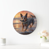 Sandy Paws Australian Cattle Dog on Beach Sunset Große Wanduhr (Zuhause)
