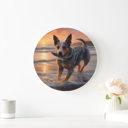 Sandy Paws Australian Cattle Dog on Beach Sunset Große Wanduhr (Zuhause)