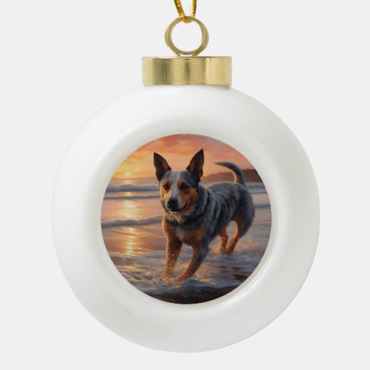 Sandy Paws Australian Cattle Dog on Beach Sunset Keramik Kugel-Ornament (Vorderseite)
