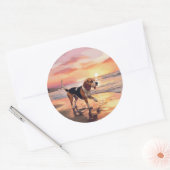 Sandy Paws Beagle Dog on Beach Sunset Runder Aufkleber (Umschlag)
