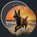 Sandy Paws Belgischer Malinois Hund auf Beach Suns Button<br><div class="desc">Tauchen Sie ein in die ruhige Schönheit unseres Hundes "Sandy Paws and Sunset Hues" mit Sonnenuntergang am Strand. Diese faszinierende Szene vereint das Wesen eines perfekten Abends am Ufer, mit einem treuen Hund, der den goldenen Sand und die atemberaubenden Farben der untergehenden Sonne genießt. Ob Hundeliebhaber oder Sonnenuntergang - dieses...</div>