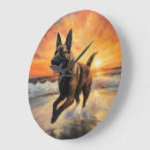 Sandy Paws Belgischer Malinois Hund auf Beach Suns Große Wanduhr (Winkel)