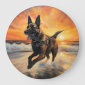 Sandy Paws Belgischer Malinois Hund auf Beach Suns Große Wanduhr (Vorderseite)