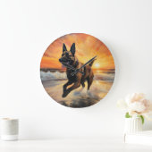 Sandy Paws Belgischer Malinois Hund auf Beach Suns Große Wanduhr (Zuhause)