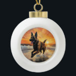 Sandy Paws Belgischer Malinois Hund auf Beach Suns Keramik Kugel-Ornament<br><div class="desc">Tauchen Sie ein in die ruhige Schönheit unseres Hundes "Sandy Paws and Sunset Hues" mit Sonnenuntergang am Strand. Diese faszinierende Szene vereint das Wesen eines perfekten Abends am Ufer, mit einem treuen Hund, der den goldenen Sand und die atemberaubenden Farben der untergehenden Sonne genießt. Ob Hundeliebhaber oder Sonnenuntergang - dieses...</div>