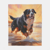 Sandy Paws Bernese Mountain Dog on Beach Sunset Fleecedecke (Vorderseite)