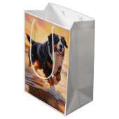 Sandy Paws Bernese Mountain Dog on Beach Sunset Mittlere Geschenktüte (Rückseite Schrägansicht)