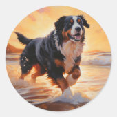 Sandy Paws Bernese Mountain Dog on Beach Sunset Runder Aufkleber (Vorderseite)
