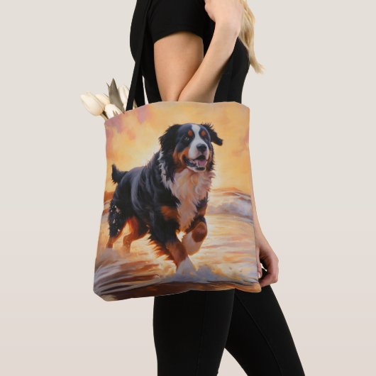 Sandy Paws Bernese Mountain Dog on Beach Sunset Tasche (Von Nahem)