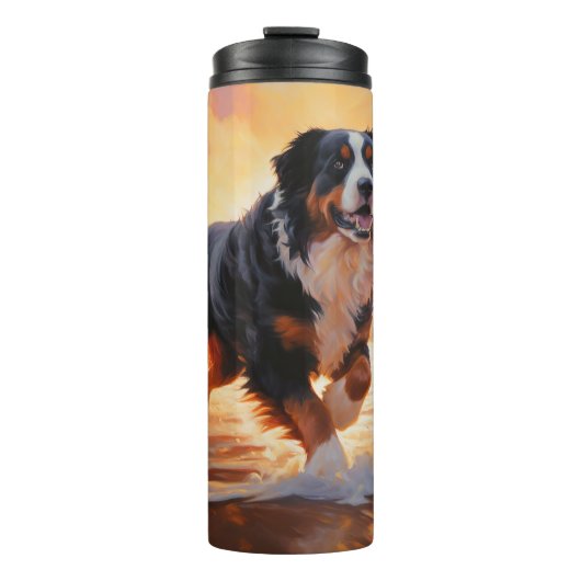 Sandy Paws Bernese Mountain Dog on Beach Sunset Thermosbecher (Vorderseite)