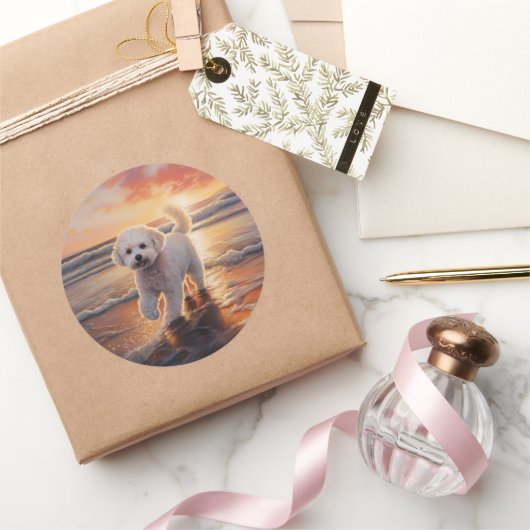 Sandy Paws Bichon Frise Dog on Beach Sunset Runder Aufkleber (Schenken)