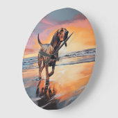 Sandy Paws Bloodhound Dog on Beach Sunset Große Wanduhr (Winkel)