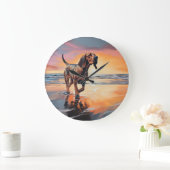 Sandy Paws Bloodhound Dog on Beach Sunset Große Wanduhr (Zuhause)