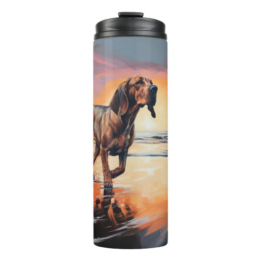 Sandy Paws Bloodhound Dog on Beach Sunset Thermosbecher (Vorderseite)