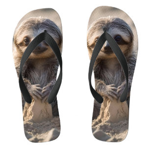 Sandy Shores: Faultierbaby baut Sandburgen, Badesandalen