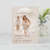 Sandy Toes Arch Foto Beach Hochzeit Save the Date (Stehend Vorderseite)
