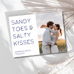 Sandy Toes Foto Beach Hochzeit Save the Date Ankündigungspostkarte<br><div class="desc">Laden Sie Freunde und Familie ein,  um Ihr Hochzeitstag am Strand mit diesem Foto "Sandy Toes & Salty Kisses" Design Save the Date Postkarten zu reservieren. Passen Sie Ihr Foto auf der Vorderseite an und fügen Sie Details zur Rückseite der Karte hinzu.</div>
