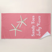 Sandy Toes Salty Kisses Coral Beach Handtuch (Vorderseite)