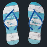 Sandy Tos Salty Kisses Badesandalen<br><div class="desc">Diese niedlichen Flip-Flops sind mit dem Sprichwort "Sandy Toes Salty Kisses" auf einem türkisfarbenen und weiß gestreiften Hintergrund versehen,  was sie zu einem perfekten Hochzeitszubehör für Braut oder Gastgeschenk Hochzeit für die tropische,  Strand-,  Wassersport- oder Hochzeit in Urlaubsort macht. Scrollen Sie nach unten,  um die Tankdecke zu sehen.</div>