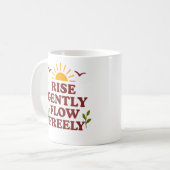 Sanft aufstehen. Frei fließen – Positives Zitat Kaffeetasse (Vorderseite Links)