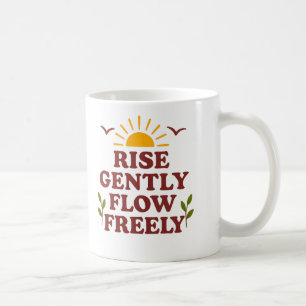 Sanft aufstehen. Frei fließen – Positives Zitat Kaffeetasse